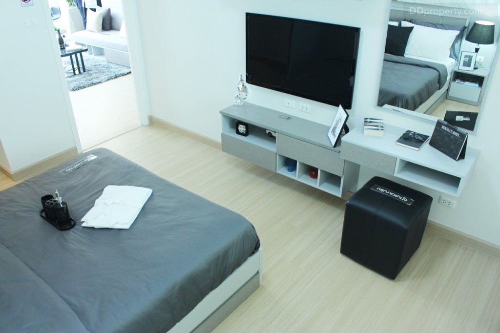 ระยะจากปลายเตียงถึงผนังประมาณ 1 เมตร เมื่อวางชั้นวางทีวีกับโต๊ะแต่งหน้าก็ยังพอมีทางเดินได้สบายๆ ซึ่งได้มาแบบที่เห็นเลย