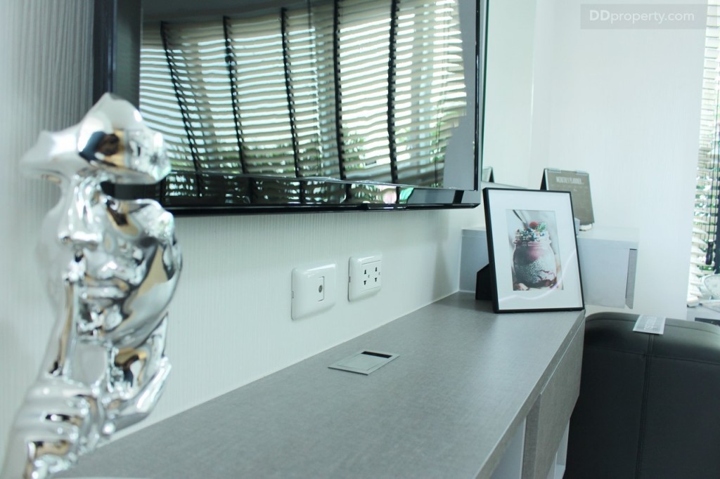 ตู้วางทีวีแบบลอยตัวติดผนังชนกับขอบพื้นบัว ขนาด 120x30x40 ซม. ท็อป-บอดี-หน้าบานใช้เมลามีนปิดผิว พร้อมเดินระบบเคเบิล และปลั๊กมาให้อย่างละ 1 จุด