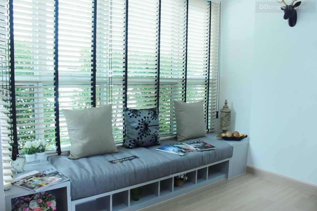 โซฟาเบดแบบบิวท์อินมีที่เก็บของใต้ที่นั่งขนาด 170 x 80 x 75 ซม. ที่นั่งเป็นเบาะผ้า พร้อมหมอนอิง 2 ใบ ตัวบอดี้เป็นเมลามีนสี Light Grey