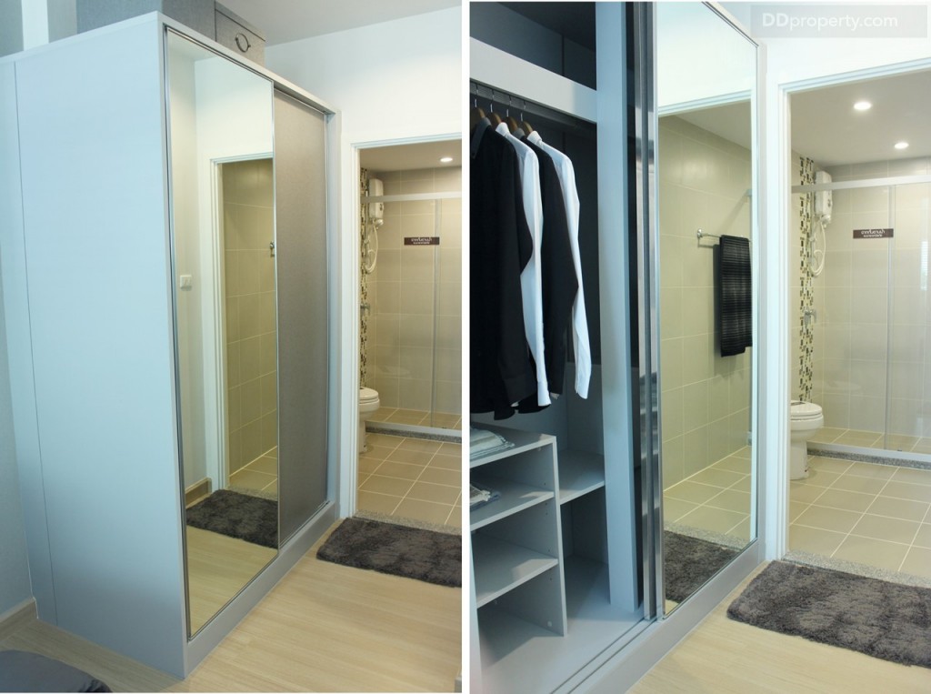 ตู้เสื้อผ้าจะอยู่บริเวณทางเข้าห้องน้ำ เป็นตู้ขนาด 150x63x220 ซม. แบบบานเลื่อนเมลามีน บานฝั่งซ้ายจะท็อปด้วยกระจกเงา ขนาดเท่าบานเลื่อน แต่แบบที่เห็น