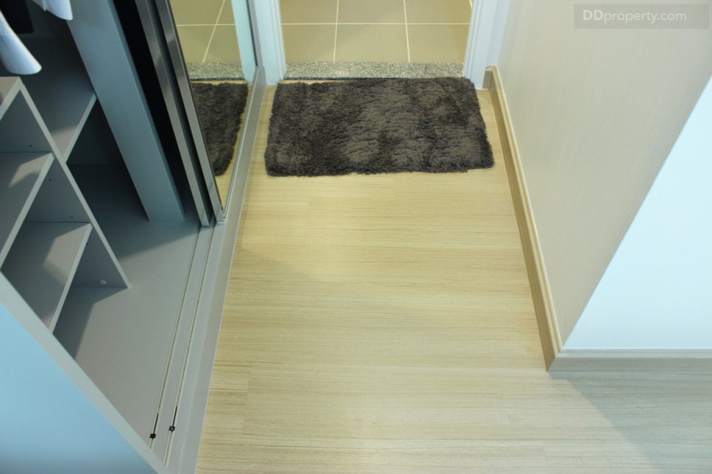 มีทางเดินประมาณ 1  เมตร ขอบประตูท็อปด้วนหินแกรนิต