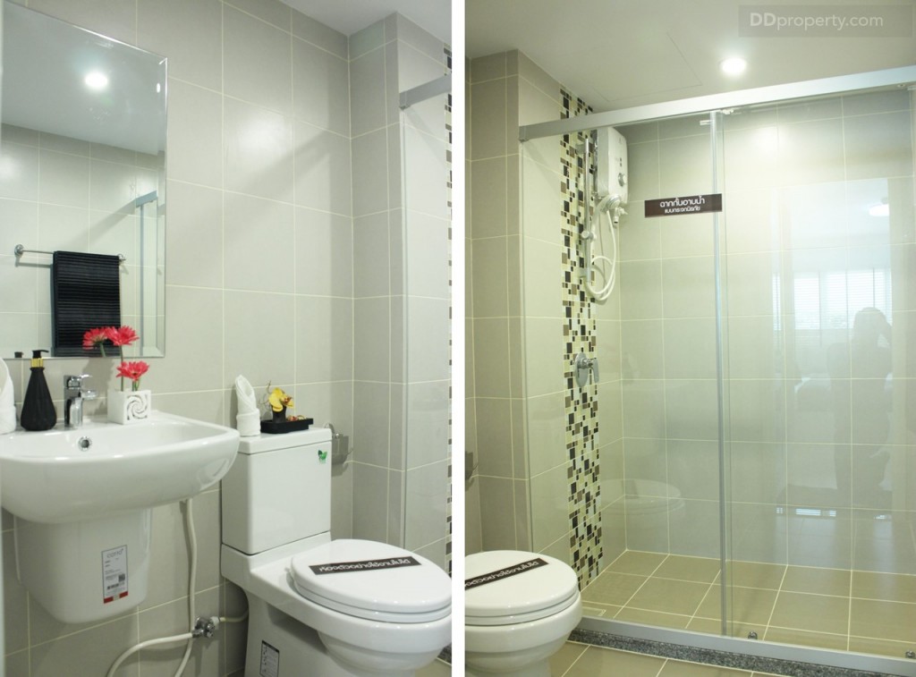 พื้นที่ภายในห้องน้ำ 1.65 x 2.40 เมตร มีการแยกส่วนเปียกแห้งอย่างชัดเจน มีฉากกันอาบน้ำเป็นกระจกนิรภัย ผนังห้องน้ำปูกระเบื้องมาให้จนจรดเพดาน ที่เพดานติดไฟดาวน์ไลท์มาให้ พร้อมพัดลมดูดอากาศ และเครื่องทำน้ำอุ่นก็ใหม่มาเช่นกัน