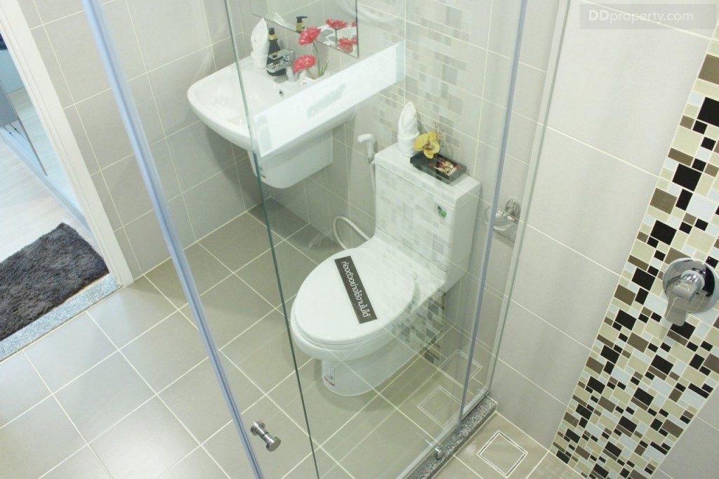 ฉากกั้นอาบน้ำกระจกนิระภัยเป็นแบบบานเลื่อน เปิดปิดได้ 1 บาน ภายในห้องอาบน้ำขนาด 1 x 1.65 เมตร