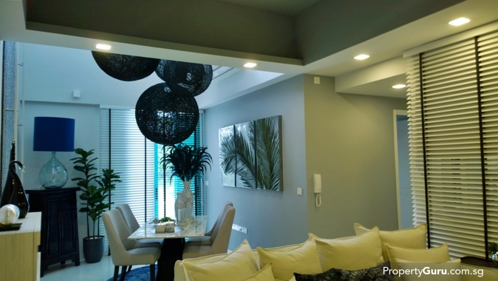 High ceiling in the living and dining area