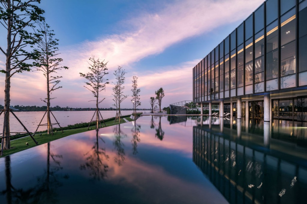 The Politan Aqua_pool with river view