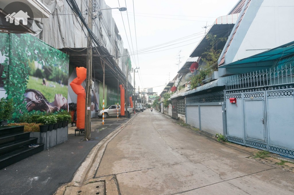 ด้านหน้าโครงการติด ซ.จรัญสนิทวงศ์ 96/2 ตรงข้ามเป็นทาวน์เฮ้าส์ 2 ชั้นตลอดแนว