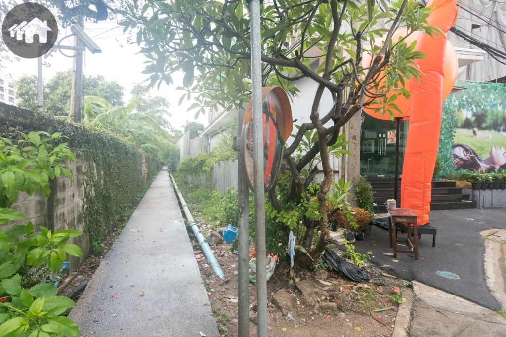 ด้านข้างติดกับทางเดินเท้าเชื่อมไป ซ.จรัญสนิทวงศ์ 96 หลังกำแพงเป็นบ้านเดี่ยว 2 ชั้น และที่ดินเปล่า