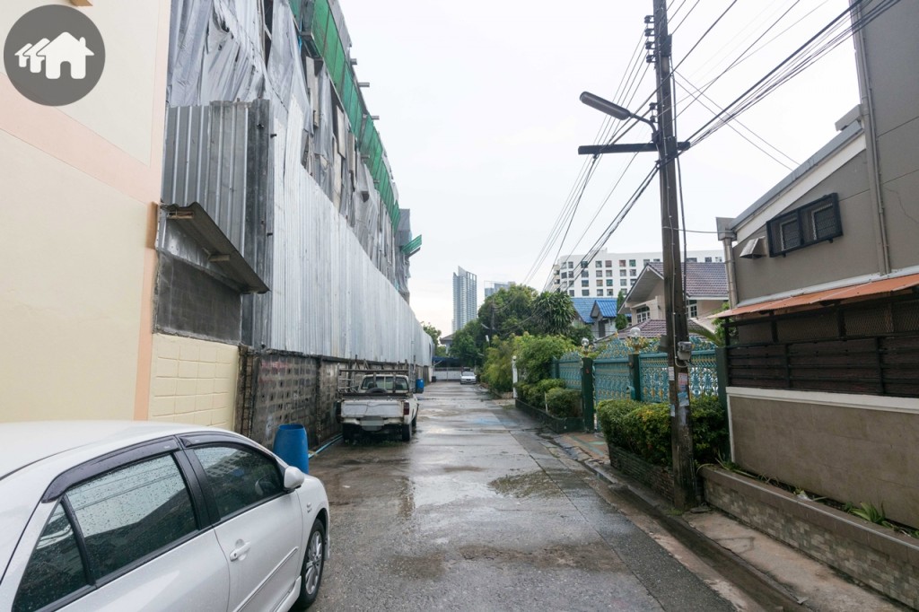 ด้านหลังโครงการติดกับ ซ.จรัญสนิทวงศ์ 96/2 อีกด้านหนึ่ง ซึ่งด้านนี้เป็นซอยตัน ตรงข้ามเป็นบ้านเดี่ยว 2 ชั้น