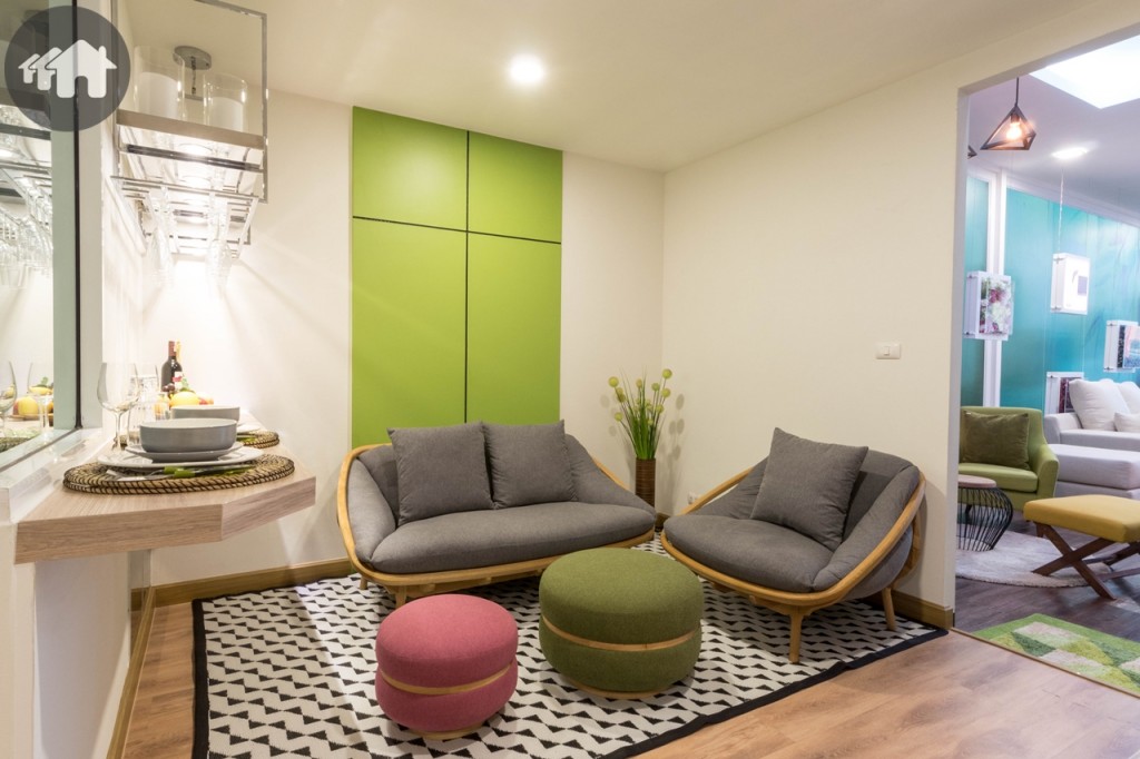 ห้องนั่งเล่นขนาดใหญ่ วางโซฟาได้ถึง 2 มุม พร้อมโต๊ะกลาง พื้นที่ด้านข้างห่างจากผนังและโต๊ะรับประทานอาหารประมาณ 80 เซนติเมตร