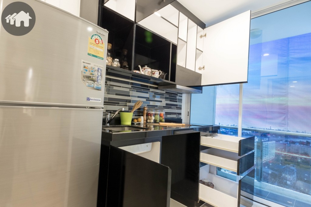 ห้องครัว ปูพื้นด้วยกระเบื้องแกรนิตโต้ ขนาด 60x60 เซนติเมตร ผนังเหนือเคาน์เตอร์ครัวกรุกระเบื้องโมเสก ตู้ครัวบิวท์อินบน-ล่าง เก็บของได้หลากหลาย เคาน์เตอร์ด้านล่าง กว้างประมาณ 60 เซนติเมตร ยาวประมาณ 1.60 เมตร สูงประมาณ 90 เซนติเมตร มีพื้นที่ให้วางตู้เย็นทางด้านข้าง รวมทั้งไมโครเวฟ และเครื่องซักผ้า