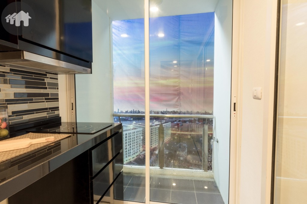 ติดกันเป็นระเบียงเชื่อมด้วยประตูกระจกบานเลื่อน พื้นประตูด้านในสูง 6 เซนติเมตร ด้านนอกสูง 10 เซนติเมตร