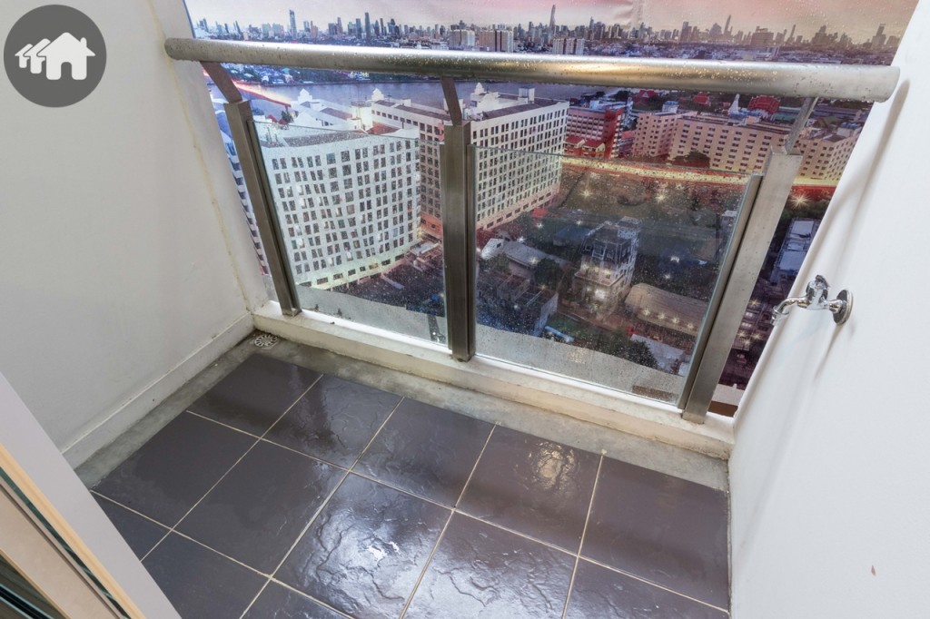 ระเบียง กว้างประมาณ 95 เซนติเมตร ยาวประมาณ 1.60 เมตร รั้วระเบียงสูงประมาณ 95 เซนติเมตร ปูพื้นด้วยกระเบื้องเซรามิก ขนาด 30x30 เซนติเมตร มีก๊อกน้ำและท่อระบายน้ำให้พร้อม