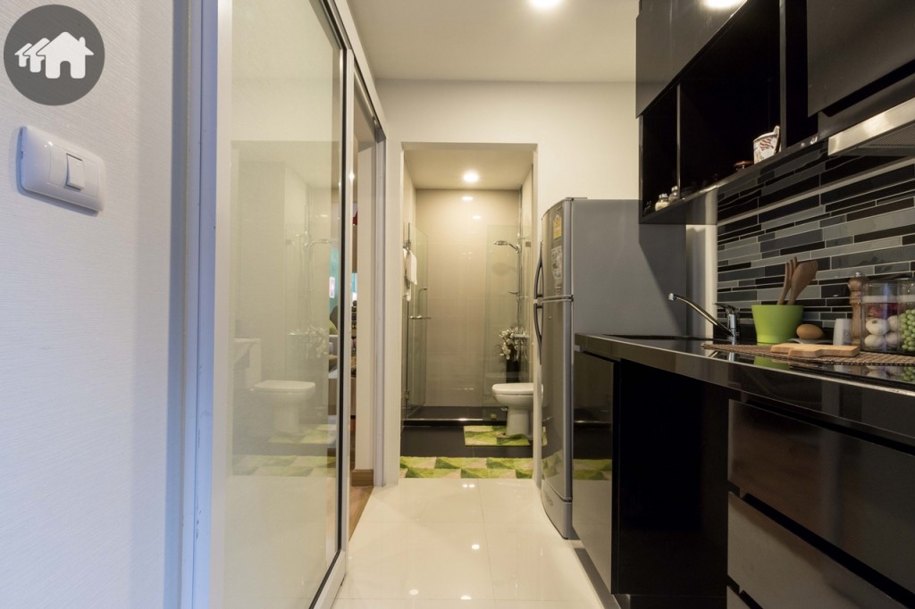 มองจากระเบียงเข้ามาในห้อง เคาน์เตอร์ครัวห่างจากผนังประมาณ 1 เมตร เดินเข้า-ออกสะดวก ห้องจริงบริเวณห้องน้ำจะมีประตูสำเร็จรูปกันน้ำ