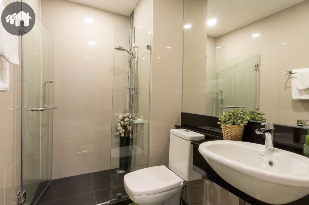 ห้องน้ำอุปกรณ์ครบครัน ปูพื้นและผนังด้วยกระเบื้องแกรนิตโต้ ขนาด 60x60 เซนติเมตร พื้นห้องน้ำต่ำกว่าห้องครัวประมาณ 3 เซนติเมตร