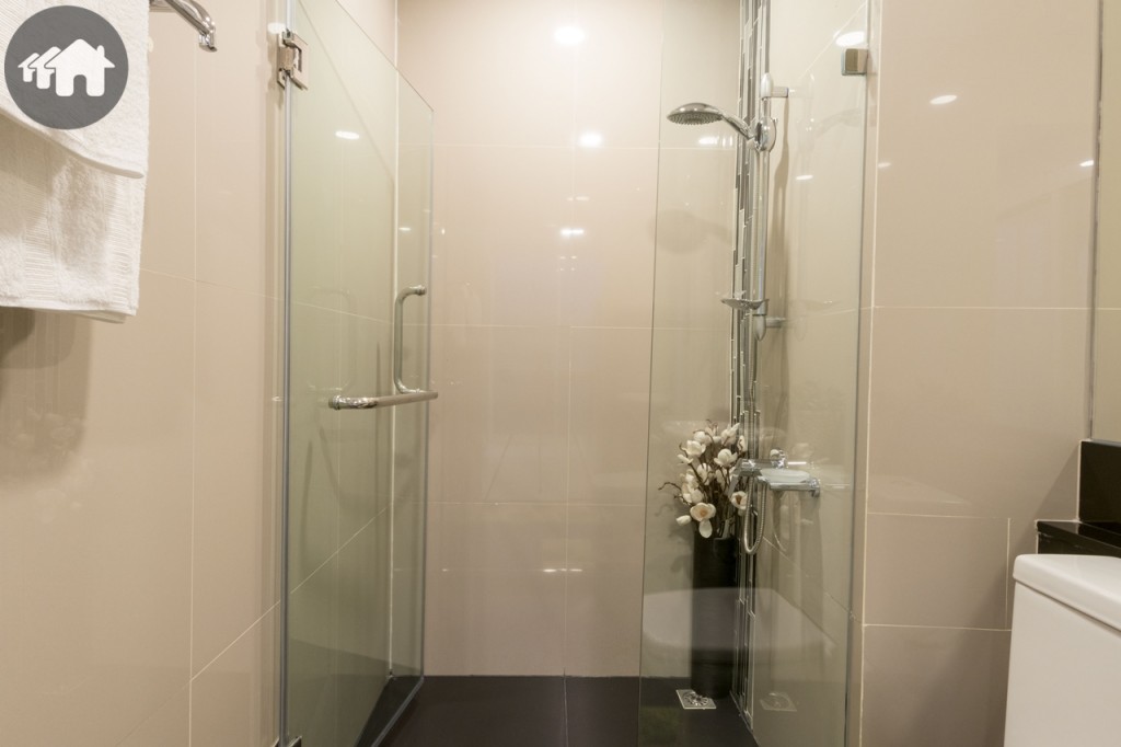 พื้นที่อาบน้ำมี Tempered Glass กั้นเป็นสัดส่วน กว้างประมาณ 90 เซนติเมตร ยาวประมาณ 1.10 เมตร พื้นประตูสูงประมาณ 6 เซนติเมตร