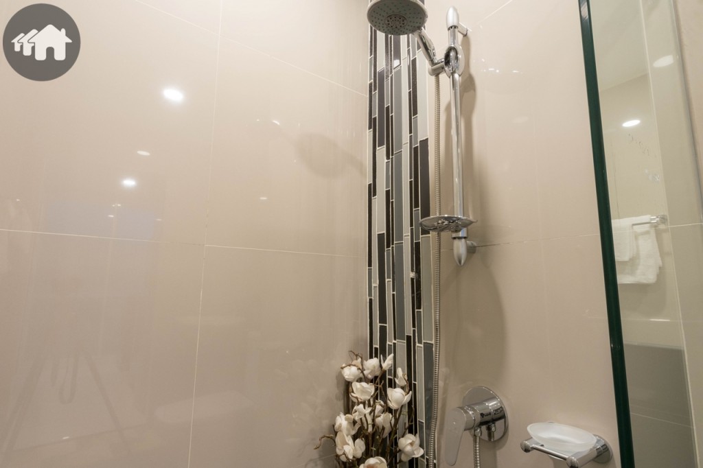 ฝักบัวของ Schön และก๊อกฝักบัวของ American Standard พร้อมที่วางอุปกรณ์อาบน้ำ