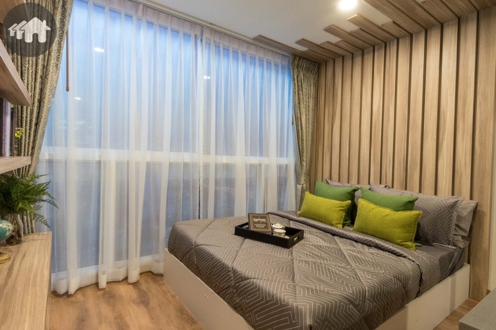 มาต่อกันที่ห้องนอน สามารถวางเตียงขนาด 5 ฟุต ได้สบายๆ ด้านข้างเป็นหน้าต่างกระจกบานเลื่อน และกระจกบานฟิกซ์