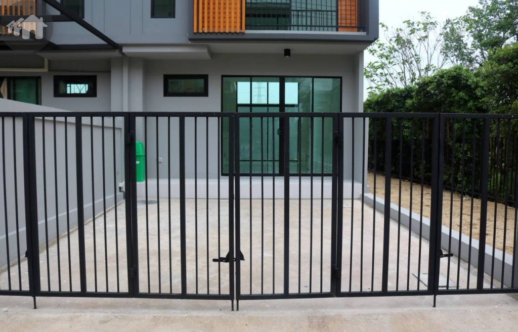 รั้วทาวน์โอมของโครงการ อีโค สเปซ บางนา – วงแหวน (Eco Space Bangna Wongwaen)