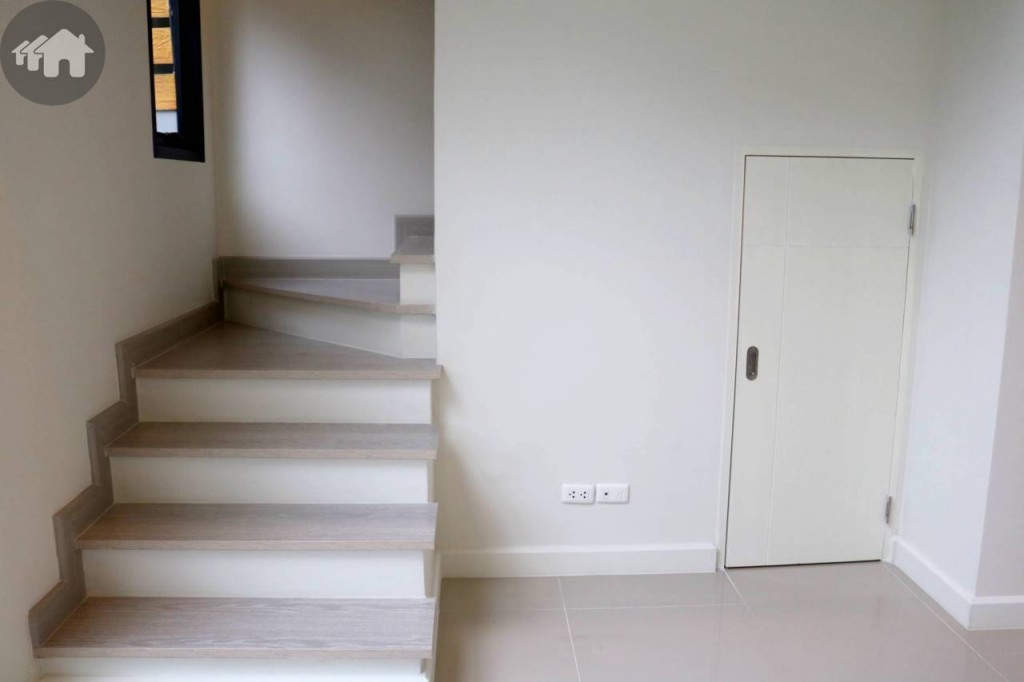บันไดชั้น 2 ของทาวน์โฮม โครงการ อีโค สเปซ บางนา – วงแหวน (Eco Space Bangna - Wongwaen)