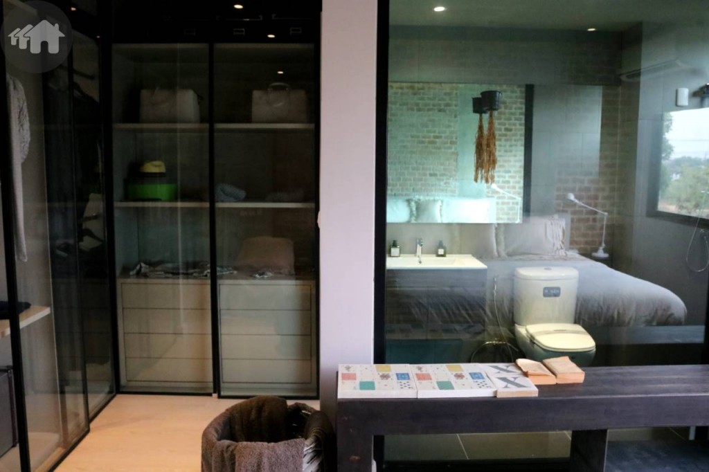 Walk in closet ทาวน์โฮม Type B โครงการ อีโค สเปซ บางนา – วงแหวน (Eco Space Bangna - Wongwaen)