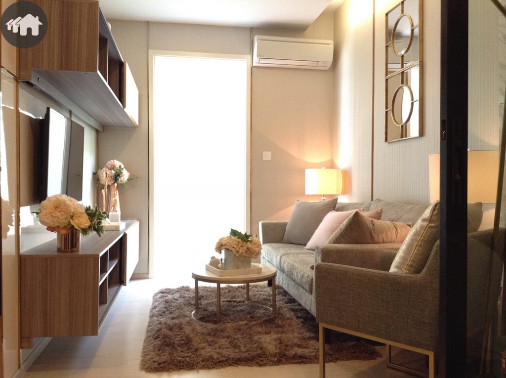 โซนนี้จะเรียกว่าเป็นพื้นที่แบบ 3 in1 ก็ว่าได้ เพราะเป็นพื้นที่อเนกประสงค์สารพัดประโยชน์ทั้งห้องรับแขก ห้องนั่งเล่น และนั่งรับประทานอาหาร