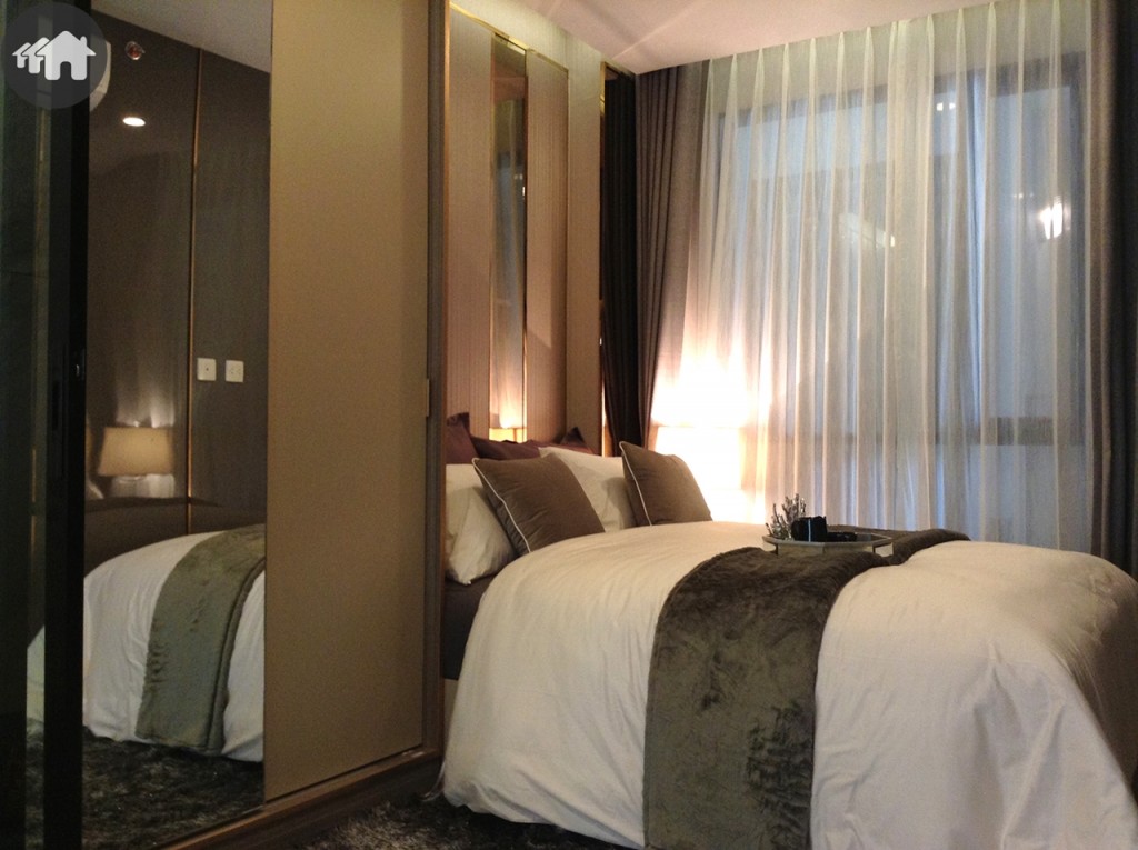 ภายในห้องนอนเป็นพื้นที่สำหรับไว้พักผ่อนอย่างแท้จริง จะมีเพียงเตียงนอน และตู้เสื้อผ้าเท่านั้น ส่วนเครื่องแป้งจะจัดวางไว้นอกห้อง