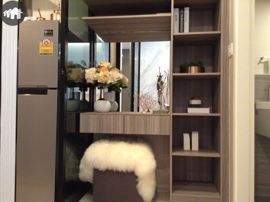 โต๊ะเครื่องแป้งพร้อมชั้นวางของแบบบิลท์อินจัดวางไว้กึ่งกลางระหว่างห้องน้ำและห้องครัว