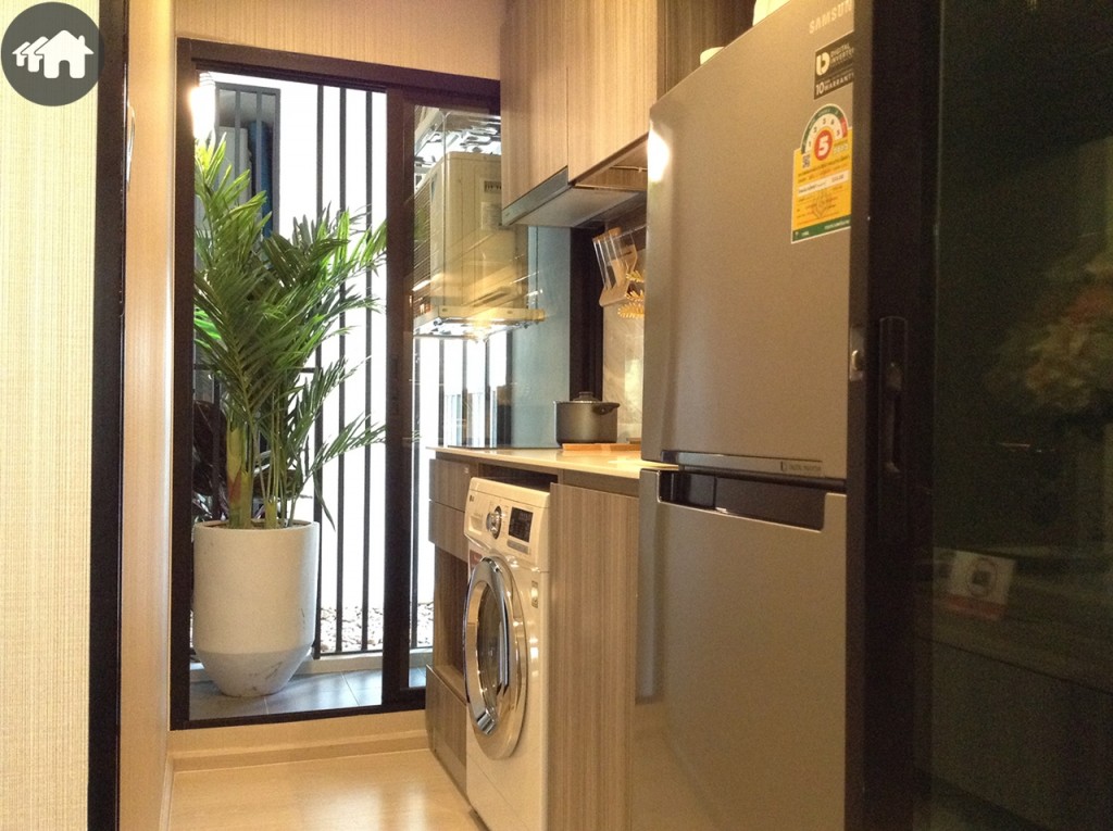 ไร้กังวลเรื่องกลิ่นรบกวนจากห้องครัว เพราะมีประตูกระจกบานเลื่อนกั้นไว้ให้แล้ว