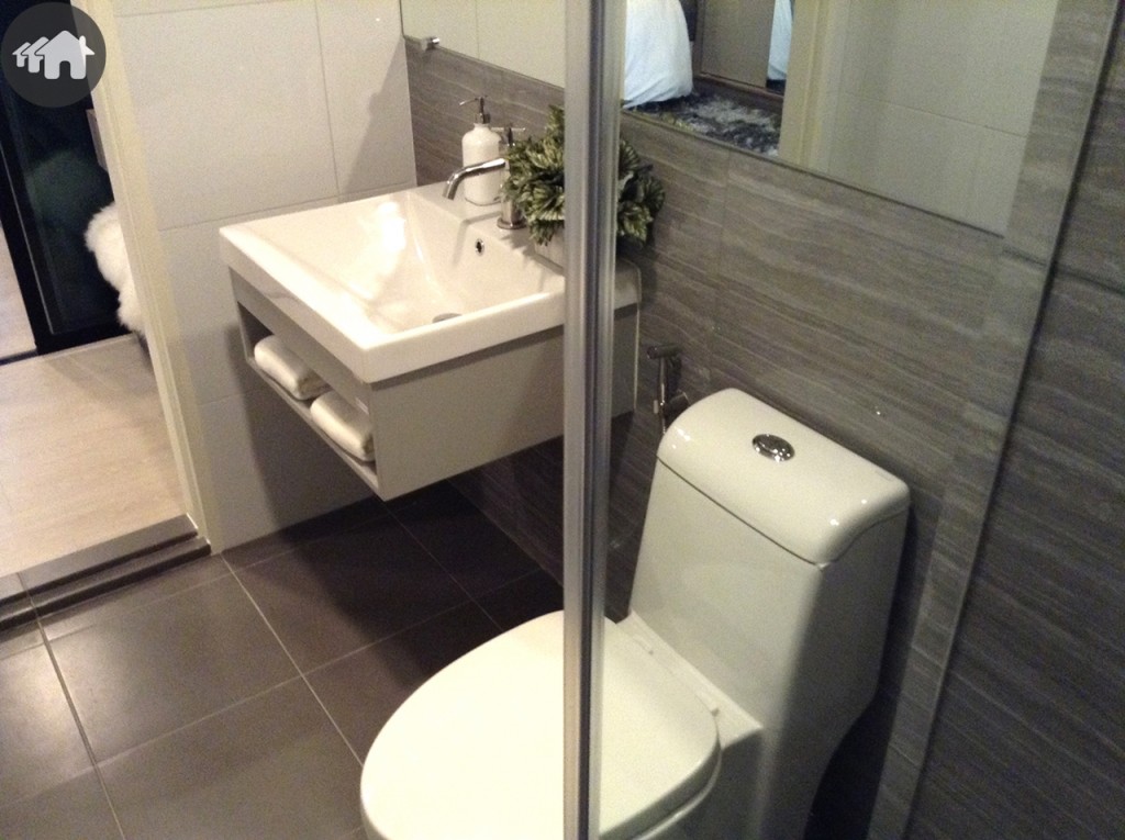 หน้าตาห้องน้ำก็เป็นโทนสีสว่าง เรียบง่าย เหมือนแบบแรก