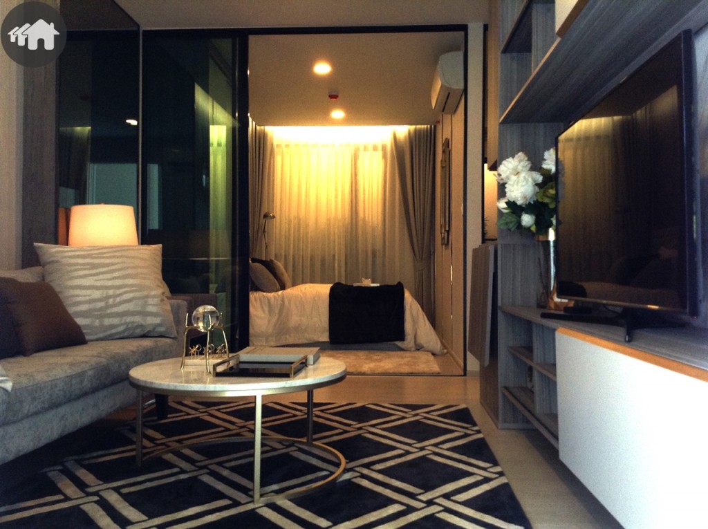 ผังห้องนี้คล้ายๆ กับแบบ 28 ตร.ม. แต่ต่างกันที่มีพื้นที่ห้องอเนกประสงค์เพิ่มเข้ามา แต่ย่อขนาดของครัวให้กะทัดรัดลง และไม่มีงานบิลท์อินเครื่องแป้ง