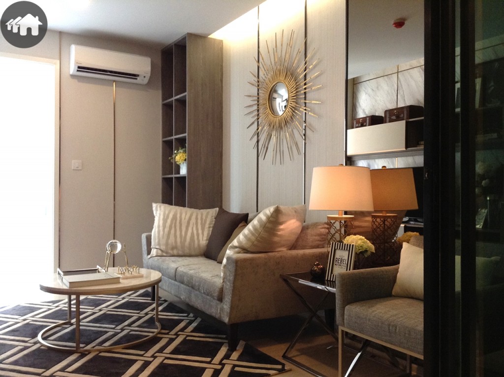 พื้นที่ห้องรับแขกหรือนั่งเล่นกว้างขวางกว่าแบบที่สอง มีพื้นที่ชั้นวางของและเก้าอี้นั่งเล่นเพิ่มเข้ามา