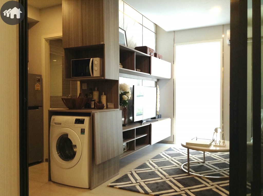 งานบิลท์อินทรงสูง สำหรับวางเครื่องใช้ไฟฟ้าทั้งเครื่องซักผ้า และไมโครเวฟ ถือว่าเป็นไอเดียที่น่าสนใจ และเป็นการใช้พื้นที่ได้คุ้มค่า