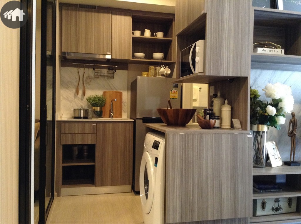 แม้จะจำกัดพื้นที่ครัว แต่ก็ยังบิลท์อินชิดผนังซึ่งก็ใช้งานได้จริง เหมาะกับใครที่ไม่ได้เน้นการเข้าครัวมากนัก