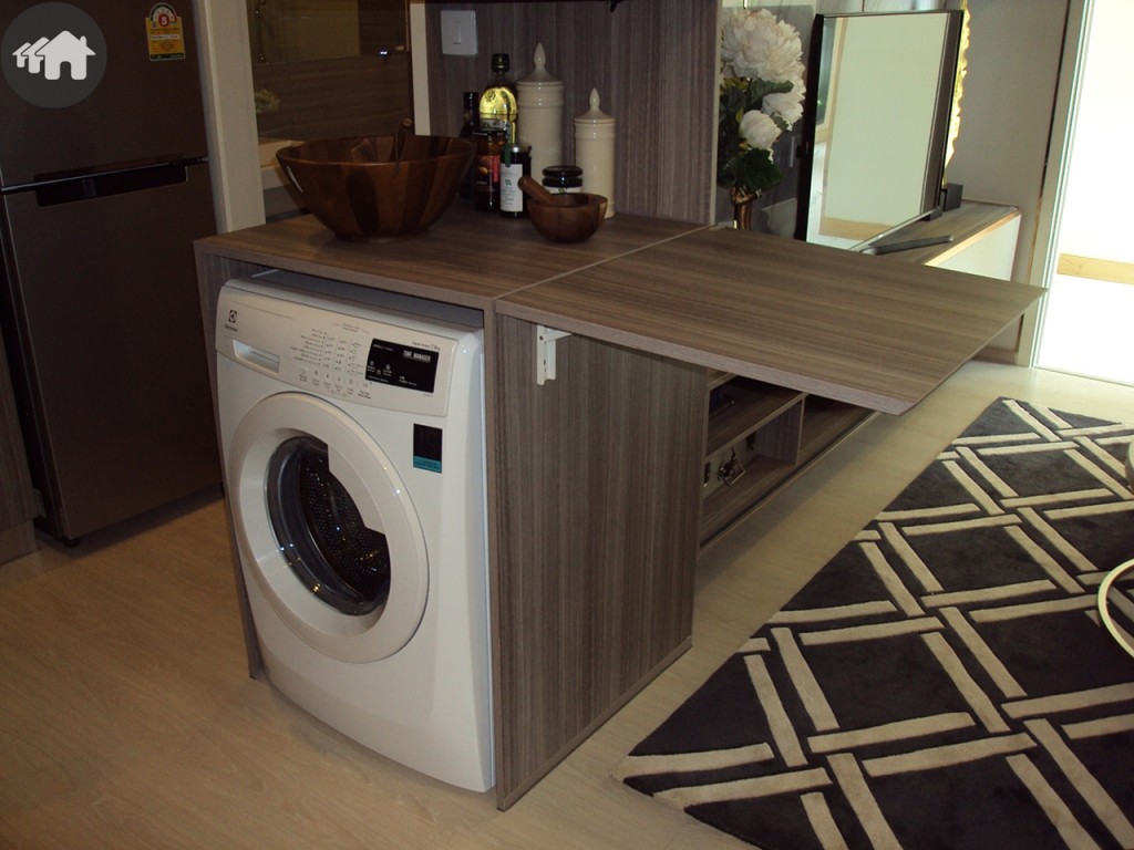 Top เหนือเครื่องซักผ้า สามารถเปิดและพับเก็บได้ นำเก้าอี้ตัวโปรดแบบลอยตัวมาวางก็จะได้โต๊ะรับประทานอาหารแล้ว