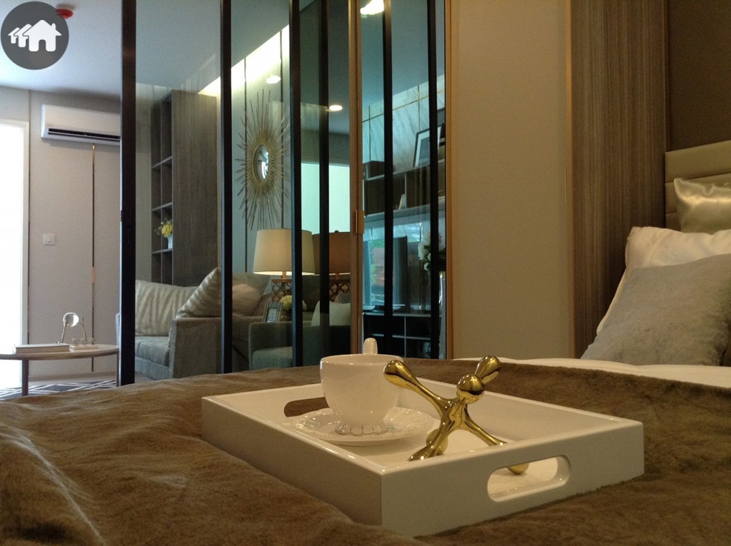 จากห้องนอนมองออกไปยังห้องรับแขกได้อย่างชัดเจน