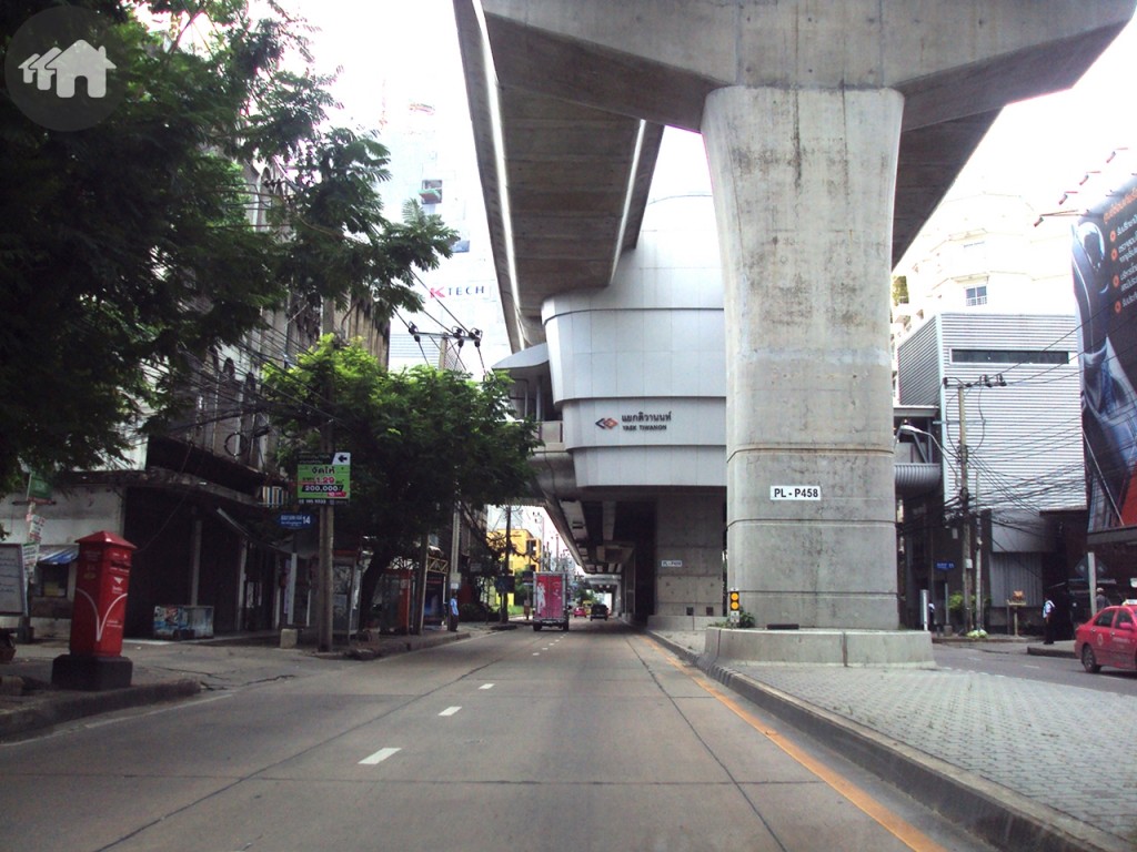 รถไฟฟ้าสายสีม่วง สถานีแยกติวานนท์ และบรรยากาศโดยรอบ