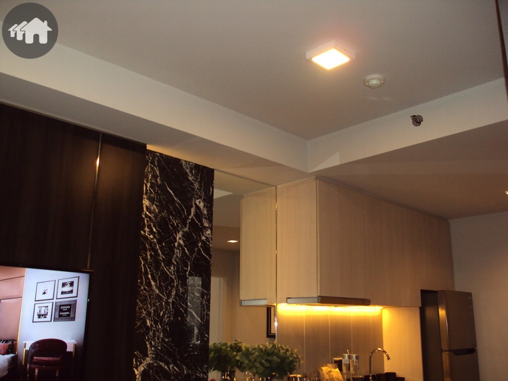 ดรอปฝ้าเพดานตรงครัว จาก 2.65 ม. เหลือ 2.4 ม. เนื่องจากเป็นพื้นที่งานท่อระบบเพื่อต่อท่อจาก Hood ออกนอกอาคาร 