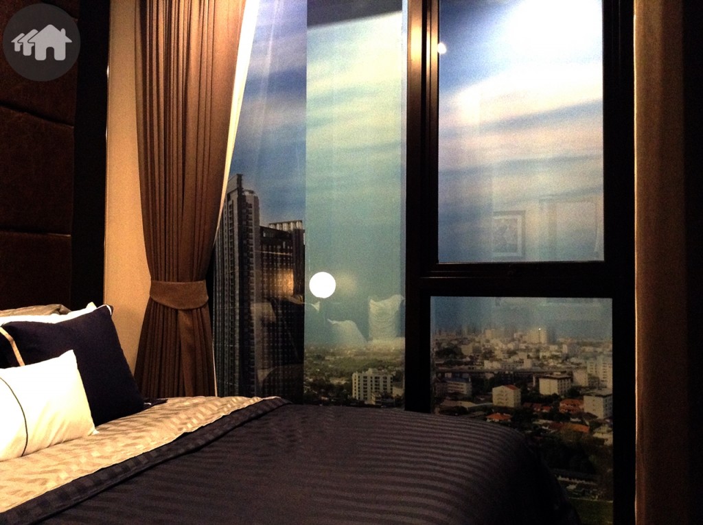 ติดตั้งหน้าต่างกระจกเขียวกันรังสียูวีบานใหญ่ให้ทั้งบานฟิกซ์ (ปิดตาย) สำหรับชมวิว และแบบบานกระทุ้งที่สามารถเปิดรับอากาศภายนอกได้