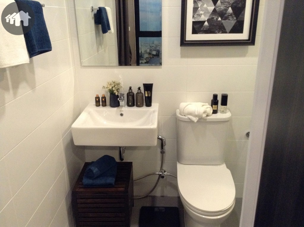 บริเวณพื้นที่ส่วนแห้งของห้องน้ำมีอ่างล้างหน้า และโถสุขภัณฑ์ให้ ลักษณะกะทัดรัดประหยัดพื้นที่ ซึ่งเราอาจบิลท์อินชั้นวางของแบบชิดผนัง หรือตั้งวางที่พื้นก็ได้