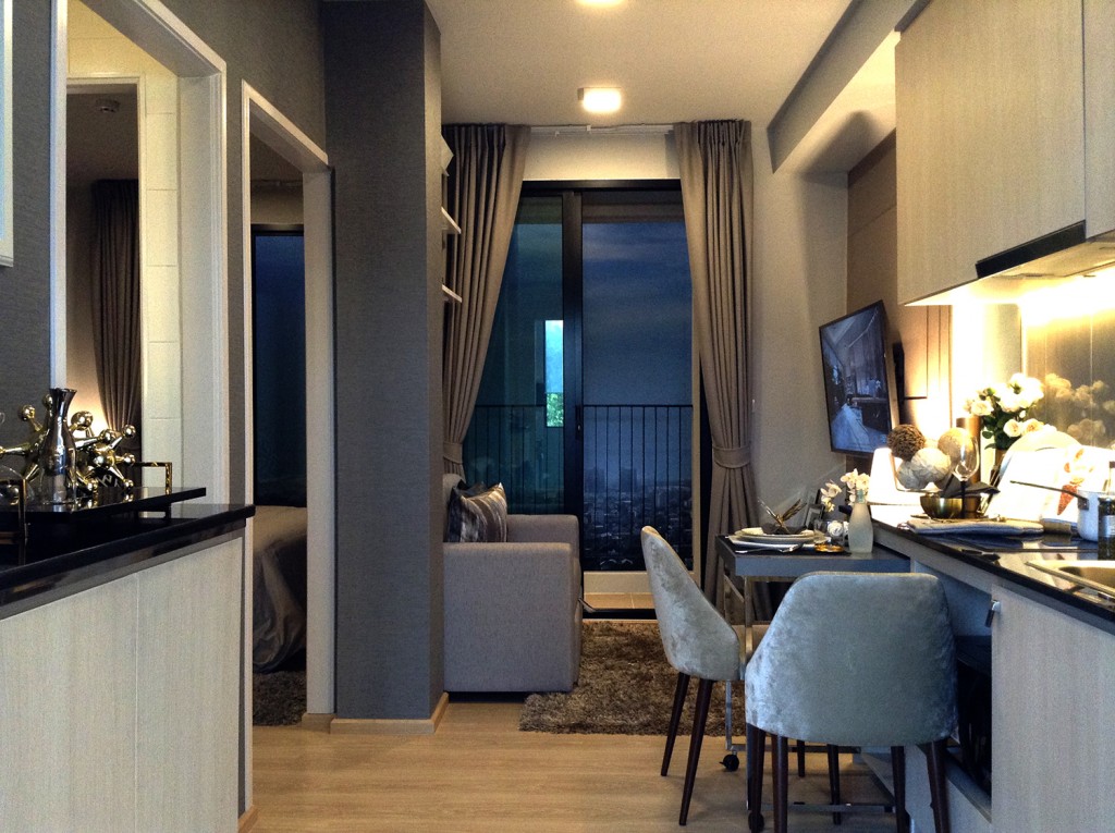 ห้องนี้เป็นห้องโล่งๆ มีชุดครัวบิลท์อิน สุขภัณฑ์ห้องน้ำให้เช่นเดียวกัน แต่ชุดครัวจะมีขนาดใหญ่กว่าแบบแรกและเพิ่มฟังก์ชั่นของโต๊ะรับประทานอาหารแบบล้อลื่นไว้ให้ แต่ไม่มีเก้าอี้ให้