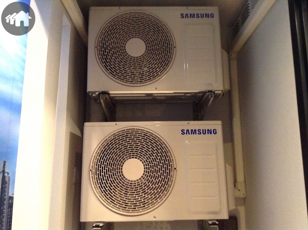 ห้องนี้มีเครื่องปรับอากาศให้ 2 เครื่อง ติดตั้งคอมเพลสเซอร์ไว้ด้านบนเช่นกัน