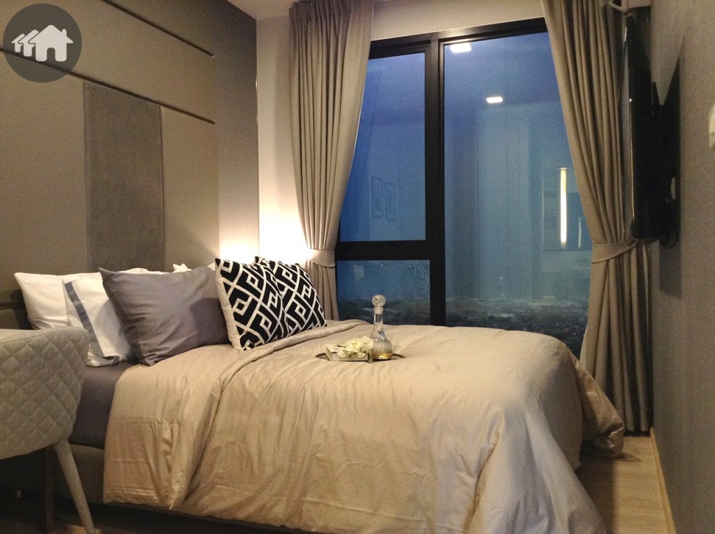 กลับเข้ามาดูภายในห้องนอนกันบ้าง เป็นพื้นที่ห้องโล่งกว้างเช่นกัน สามารถชมวิวผ่านหน้าต่างกระจกบานใหญ่แบบฟิกซ์และแบบบานกระทุ้งให้เช่นกัน