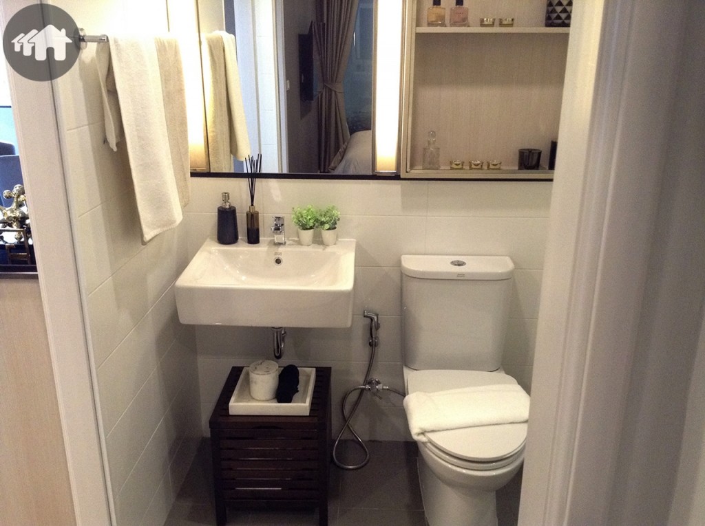 หน้าตาห้องน้ำเหมือนกับแบบแรก แต่มีการบิลท์อินชั้นวางของติดผนังไว้ให้เป็นไอเดีย