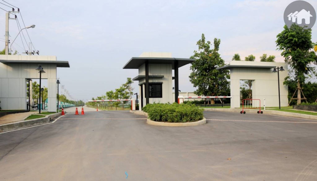 ทางเข้าโครงการ วารีโอ สุวรรณภูมิ (Vario Suvarnabhumi) พร้อมระบบรักษาความปลอดภัย