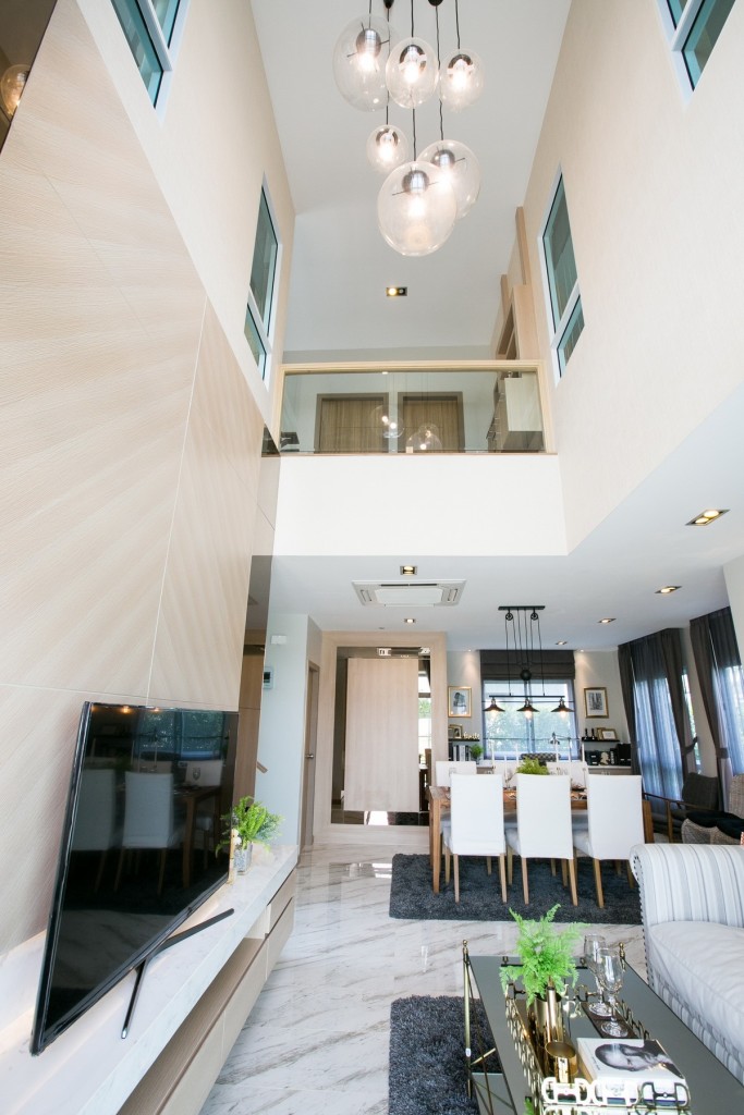 เพดาน Double Volume ในรูปแบบบ้าน The Volume ของโครงการ วารีโอ สุวรรณภูมิ Vario Suvarnabhumi