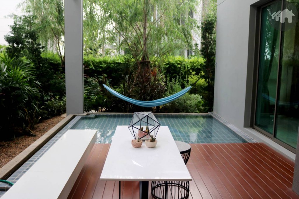 มุมพักผ่อนในบ้านยูนิต The Flow ของโครงการ วารีโอ สุวรรรภูมิ Vario Suvarnabhumi