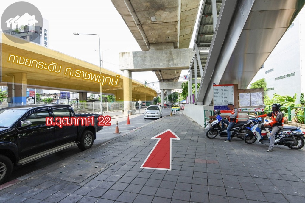 บริเวณนี้จะเป็น ซ.วุฒากาศ 22 ให้หันหลังเดินไปทาง ถ.วุฒากาศ มีวินมอเตอร์ไซค์ให้บริการด้วย บันไดเลื่อนขึ้นรถไฟฟ้าอยู่ใกล้แยกพอดี การเดินทางขาไปจึงสะดวกมาก