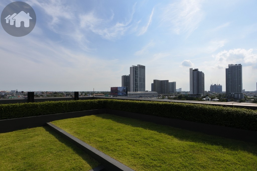 บริเวณชั้นดาดฟ้าเป็นสวนและที่นั่งพักผ่อน วิวเมือง 360 องศา