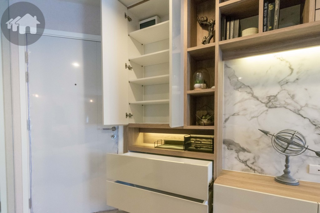 พื้นที่หน้าห้องตกแต่งเป็นตู้เก็บของ ชั้นวางของตกแต่ง และที่เก็บรองเท้า