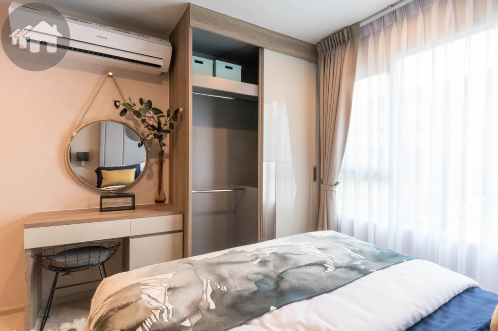 ปลายเตียงเป็นตู้เสื้อผ้าสูงจรดเพดาน